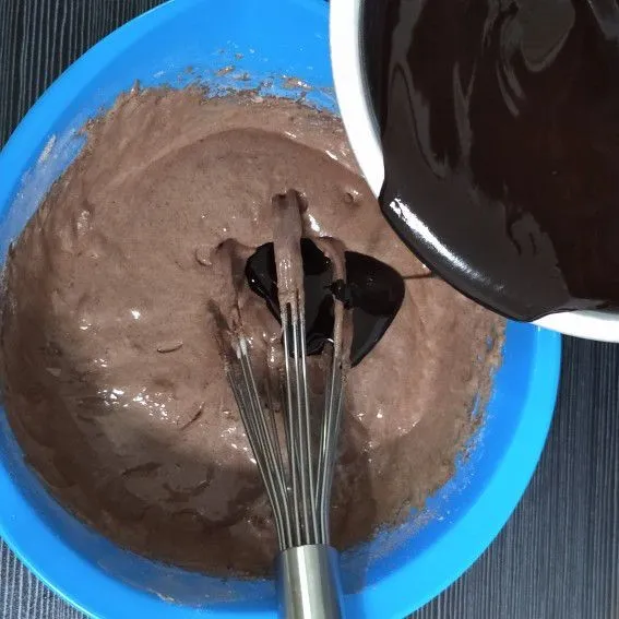 Selanjutnya masukkan campuran coklat leleh, aduk rata dengan spatula.