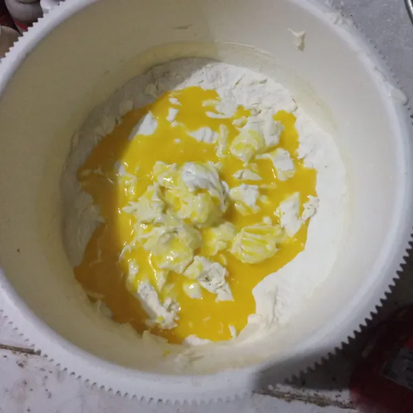 Tuang margarin leleh dan minyak goreng, aduk balik dengan spatula, hingga tidak ada yang mengendap.