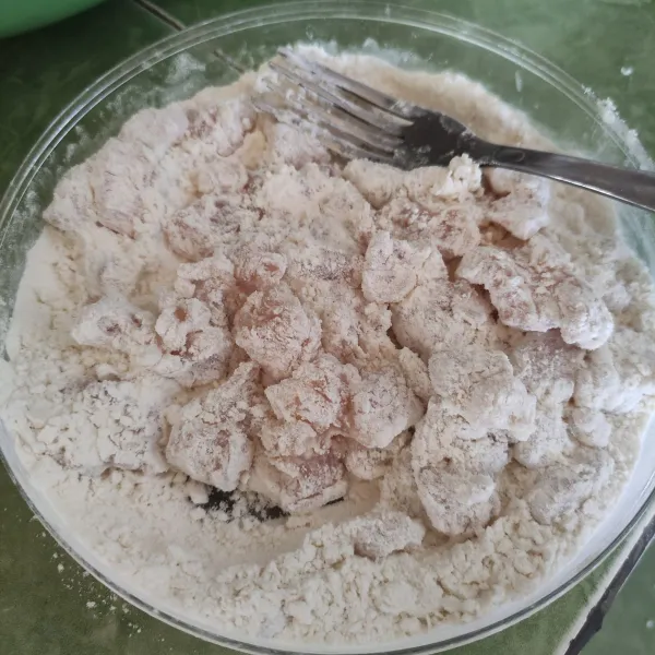 Setelah semua bahan sudah siap celupkan ayam fillet ke larutan tepung crispy lalu baluri dengan tepung terigu