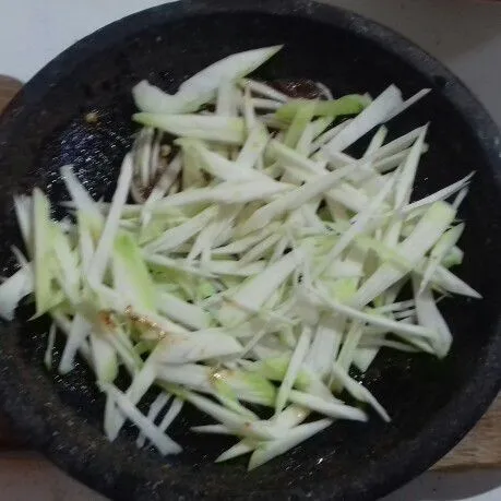 Masukkan serutan mangga muda ke dalam sambal.