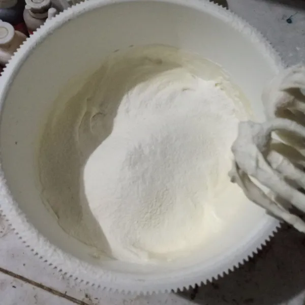 Masukkan tepung terigu, susu bubuk dan baking powder yang sudah diayak. Aduk asal rata.