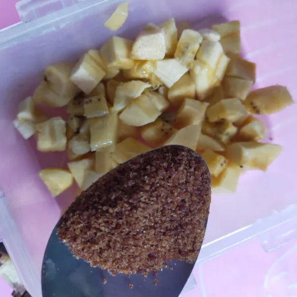 Campur pisang yang sudah di potong dengan gula palm dan bubuk kayu manis. Aduk rata.