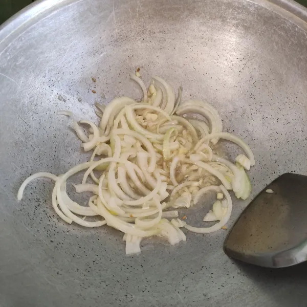 Siapkan 4 sdm minyak goreng ke dalam wajan lalu tumis bawang putih dan bawang bombay hingga layu dan harum