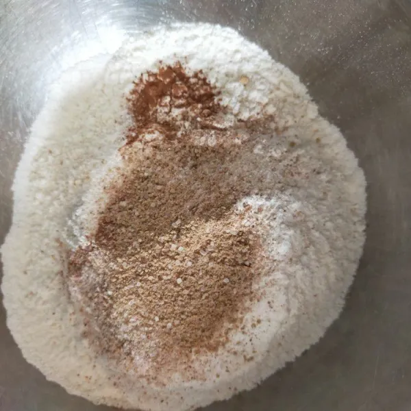 Ayak tepung terigu, kayu manis, jahe, pala, baking powder dan garam. Sisihkan.