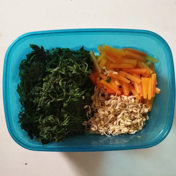 Didihkan air, rebus tauge sebentar saja. Lalu rebus kenikir dan wortel secara bergantian hingga empuk, kemudian tiriskan.