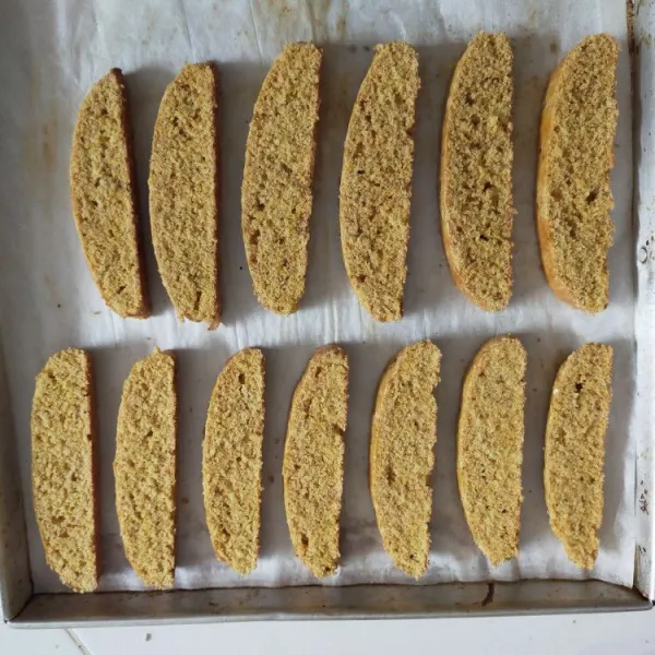 Tata lagi di loyang, panggang di suhu 150'C selama 15 menit. Keluar kan loyang dari oven, balik tiap Biscotti, panggang lagi selama 15 menit.