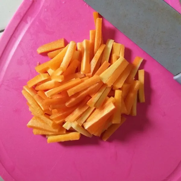 Kupas wortel, cuci bersih lalu potong-potong.