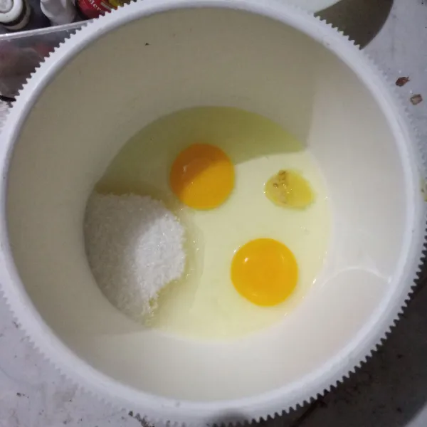 Kocok telur, sp dan gula pasir dengan kecepatan tinggi hingga putih kental berjejak.