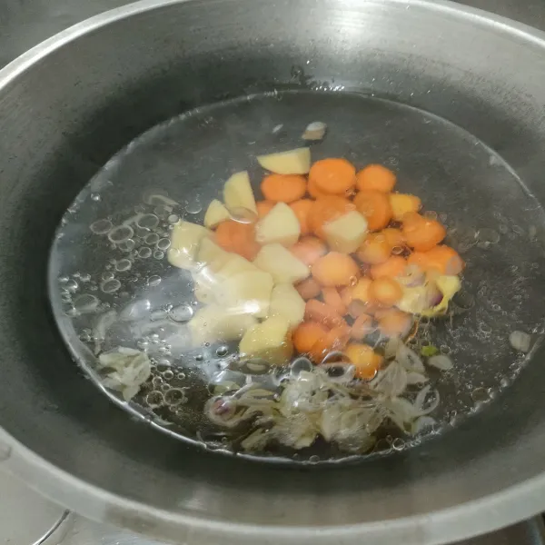 Masukkan kentang, diamkan hingga wortel dan kentang 1/2 matang.