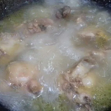 Cuci bersih ayam, rebus bersama bawang putih halus dan garam hingga matang empuk. Dinginkan dan tiriskan. Goreng hingga kecoklatan, kemudian sisihkan.