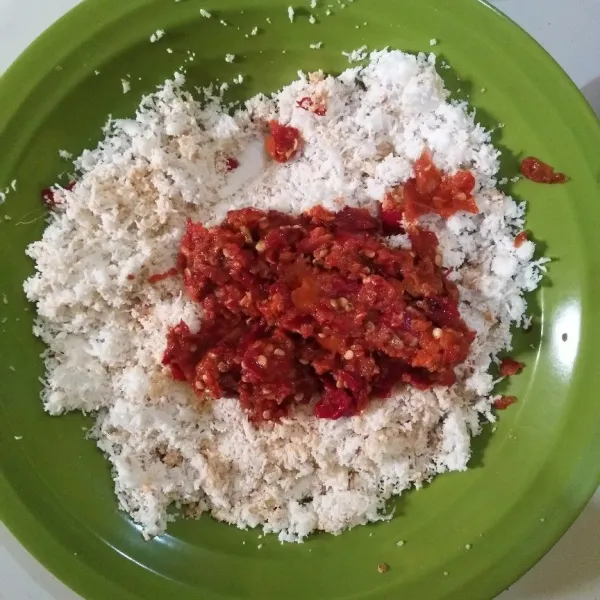 Campurkan bumbu halus dengan kelapa parut, aduk rata, cicipi rasanya.