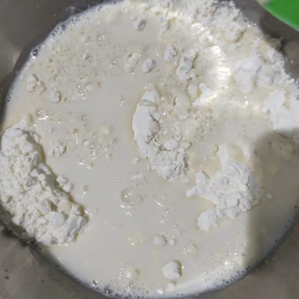 Aduk rata tepung terigu dan garam. Lalu masukan air ragi dan aduk rata.