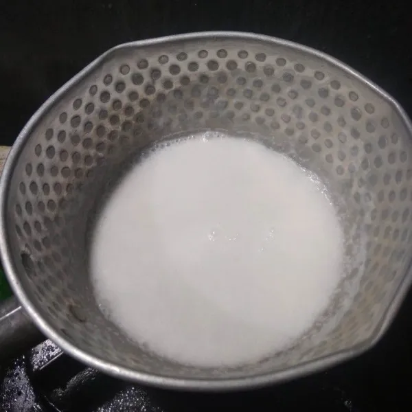 Rebus santan kental dengan gula dan garam hingga mendidih. Matikan api.