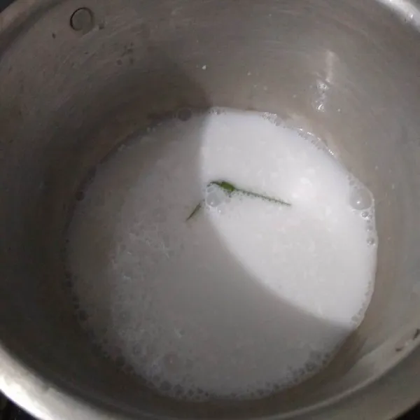 Didihkan santan dan garam.