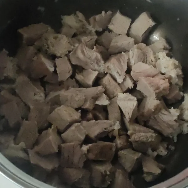 Rebus daging sapi hingga empuk, kemudian potong-potong kecil.