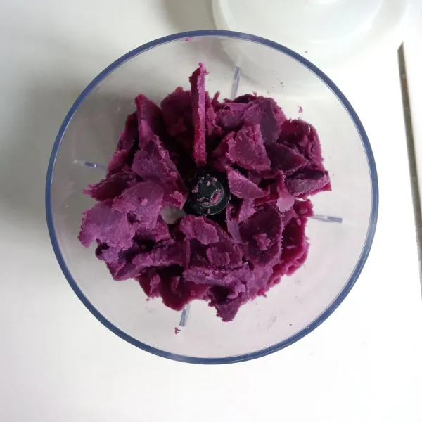 Potong kecil-kecil ubi ungu yang sudah di kukus sebelumnya dan masukkan ke dalam blender.