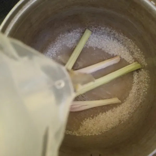 Masukkan gula pasir dan serai ke dalam panci, lalu tambahkan air. Rebus hingga mendidih dan gula larut, matikan api.