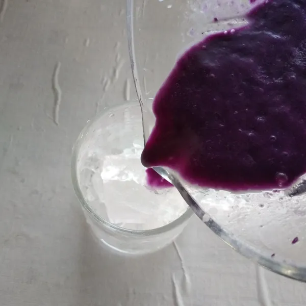 Masukkan es batu dalam gelas dan masukkan ubi ungu yang di blender. Sajikan.
