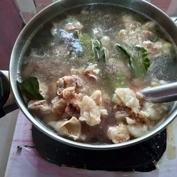 Kemudian masukkan daging.