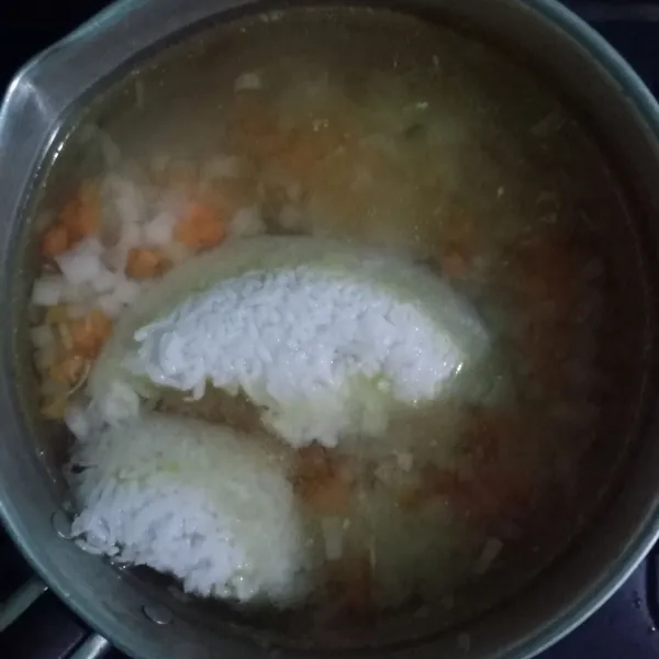 Masukkan air dan nasi. Kemudian rebus hingga mendidih, lalu aduk sesekali hingga menjadi bubur.