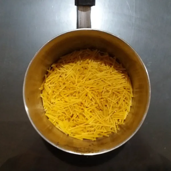 Patah-patahkan spaghetti, kemudian rebus hingga matang sesuai petunjuk pada kemasan.