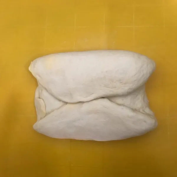 Putar adonan, gilas kembali memanjang, lipat bagian bawah ke tengah dan atas ke tengah. Lipat menjadi dua dan gilas kembali. Lakukan selama 3 kali. Sehingga akan timbul layer.