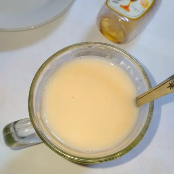 Siapkan gelas saji, saring ke dalam gelas dan diberi saffron diatasnya. Aduk rata.