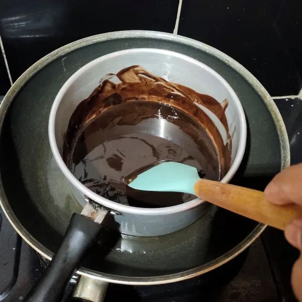 Trim dark cooking chocolate dan minyak hingga meleleh. Lalu tunggu hingga hangat.