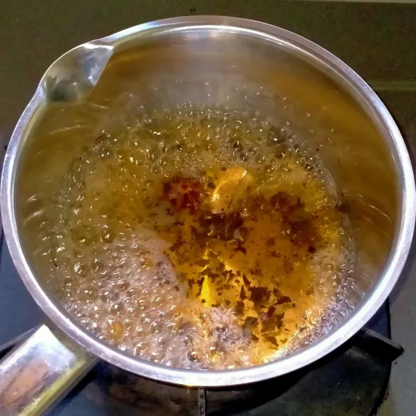 Setelah mendidih, matikan kompor. Biarkan uap panas nya hilang. Lalu tambahkan susu cair ke dalam rebusan teh rempah nya,aduk rata.