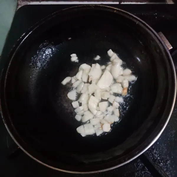 Sambil menunggu rebusan ayam tulangan mendidih, goreng bawang putih hingga harum, kemudian angkat dan masukan kedalam rebusan ayam tulangan.