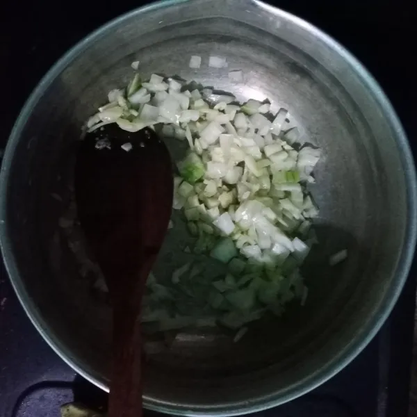 Tumis bawang putih cincang dan bawang bombay dengan minyak wijen hingga harum dan layu