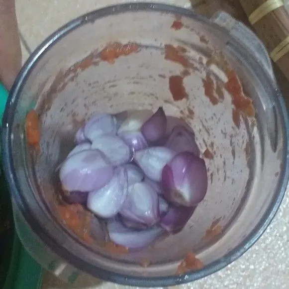 Haluskan bawang, cabai dan ranggam.