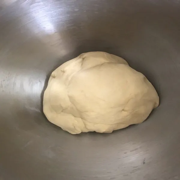 Campur terigu, gula, telur, ragi dan susu. Mixer hingga setengah kalis, tambahkan margarin dan garam dan mixer hingga kalis. Tunggu hingga 15 menit baru gilas adonan membentuk segiempat dan taruh korsvet di atasnya lipat amplop