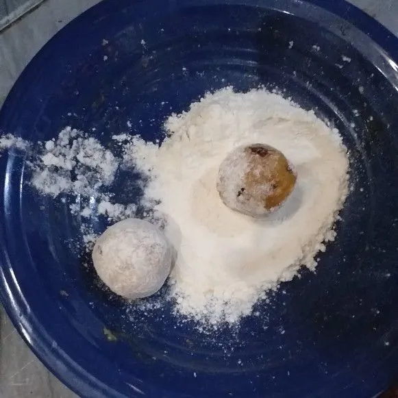 Bentuk bola kemudian, lumuri tepung terigu.