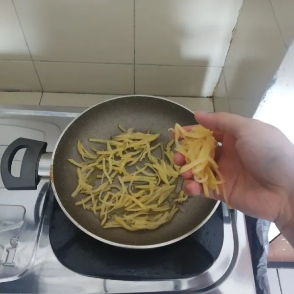 Masukkan kentang yang sudah di potong, masak selama 4 menit.