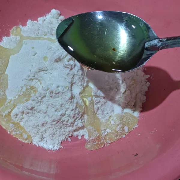 Dalam wadah lain campur tepung terigu, madu dan garam, aduk hingga tercampur rata.