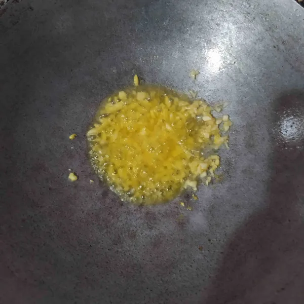 Panaskan margarin, lalu masukkan bawang putih cincang.