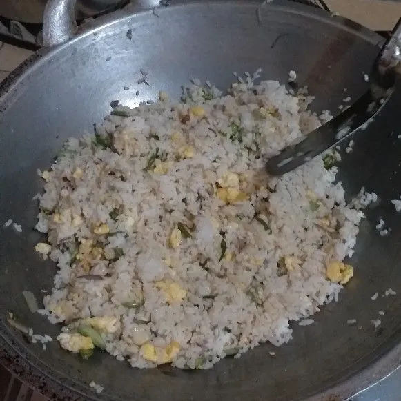 Setelah itu masukkan nasi dan telur, aduk rata.