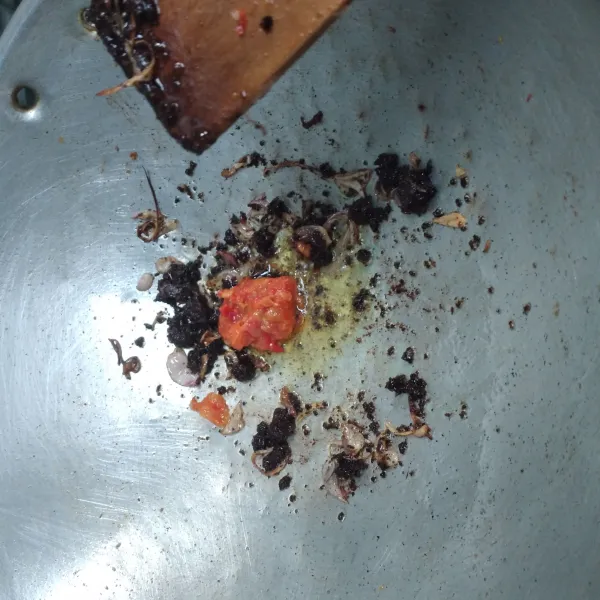 Masukkan bumbu halus, tumis hingga bumbu benar-benar matang.