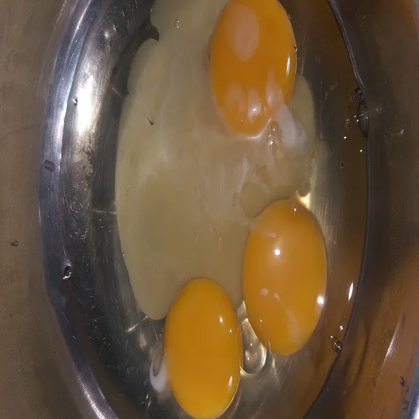 Kocok telur dan sisa gula sampai tercampur merata