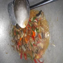 Tambahkan air asam, gula, garam dan saos tiram dan koreksi rasa