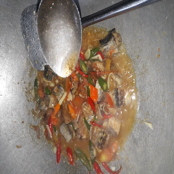 Tambahkan air asam, gula, garam dan saos tiram dan koreksi rasa