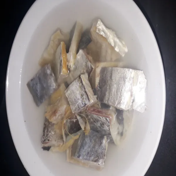 Cuci dan rendam ikan asin untuk mengurangi rasa asin (kalau ikan tidak terlalu asin bisa diskip ya)