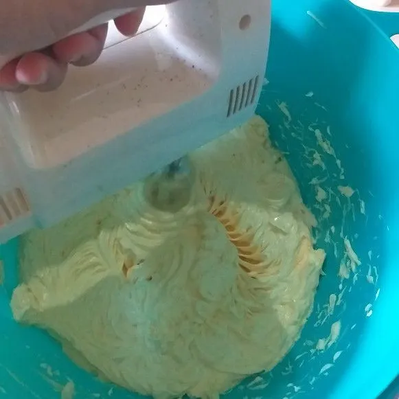 Mixer margarin hingga lembut dan berwarna putih, sisihkan.