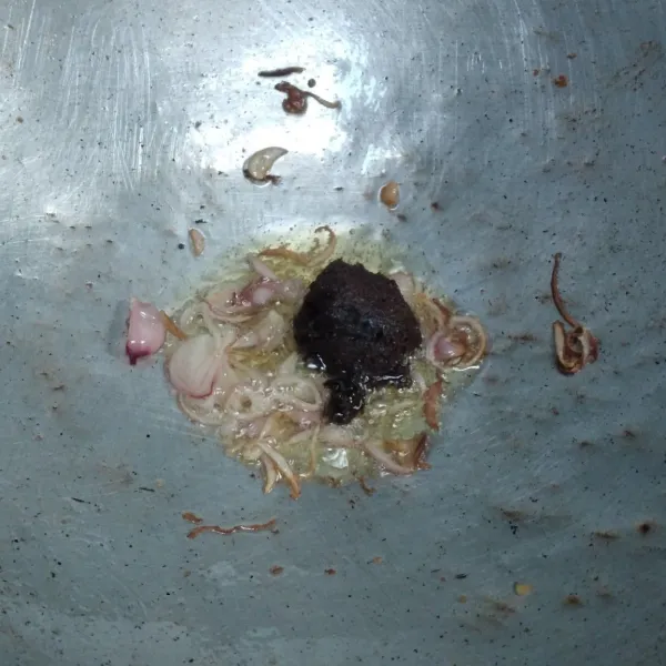 Masukkan bumbu rawon, tumis hingga harum.