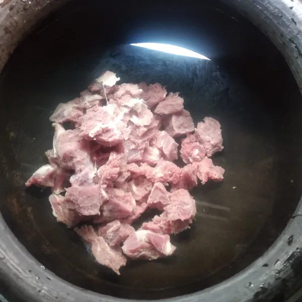 Cincang kecil daging, kemudian rebus dengan 2 liter air.