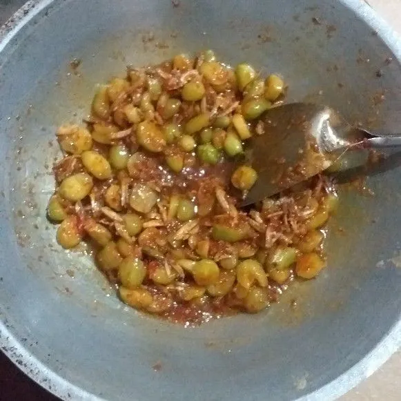 Masukkan belimbing wuluh, kemudian masak sebentar sambil diaduk.