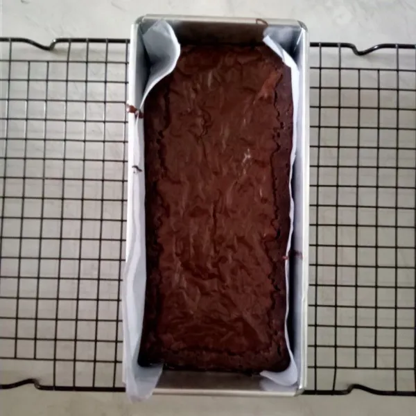 Setelah brownies matang biarkan hingga dingin suhu ruang, lalu sisihkan.