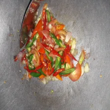 Tumis duo bawang, cabe dan tomat sampai agak layu