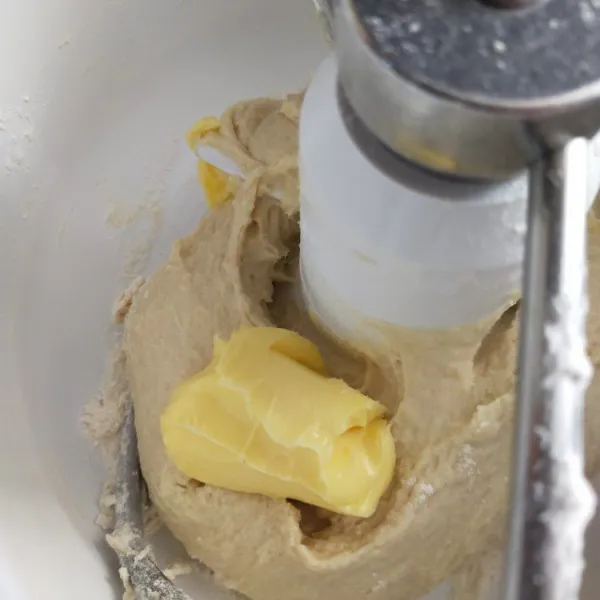 Setelah kalis masukan butter, uleni hingga kalis elastis.